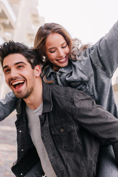 Wpływ technologii na związki i jak poruszać się w cyfrowej komunikacji